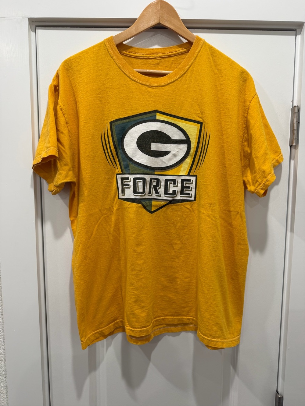 NFL Gold Graphic 'Force' Shield Tee - Men's Short Sleeve Green Bay Packers